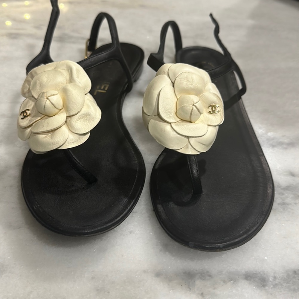 COPY - Chanel black leather thong sandals with ivory Chanel flower.